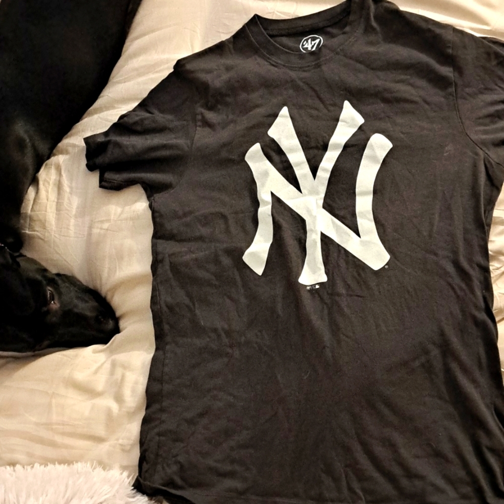A Grey new York yankees tee shirt